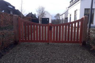 Rode toegangspoort dael