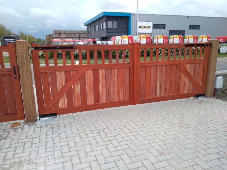 Rode poort met automatisering Automatische poort rood hout