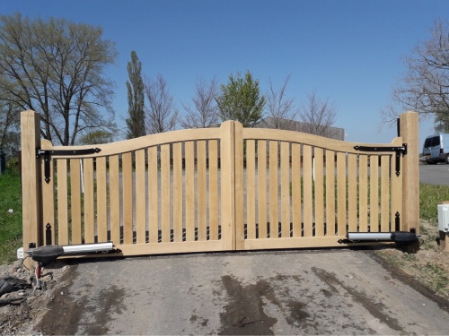 Houten tuinpoort geautomatiseerd