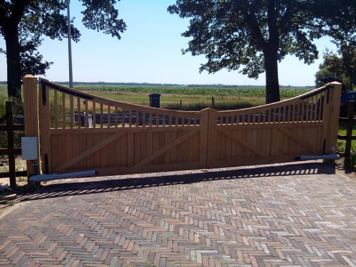 Houten poort op maat laten maken voor landelijke oprit met automatische opening