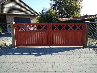 Weerkaatsing Mus Mens Houten tuinpoorten - Poorten van Hout