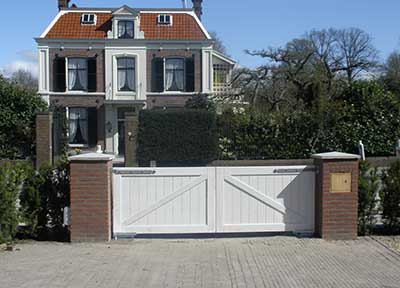 Een houten inrijpoort gemaakt op maat Houten inrijpoort op maat