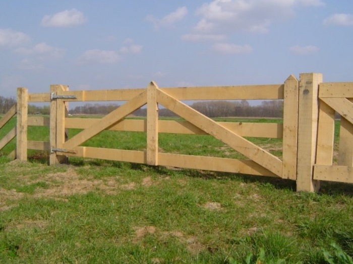 Wilt u ook zo’n degelijk landhek? Robuust, houten landhek op het platteland.