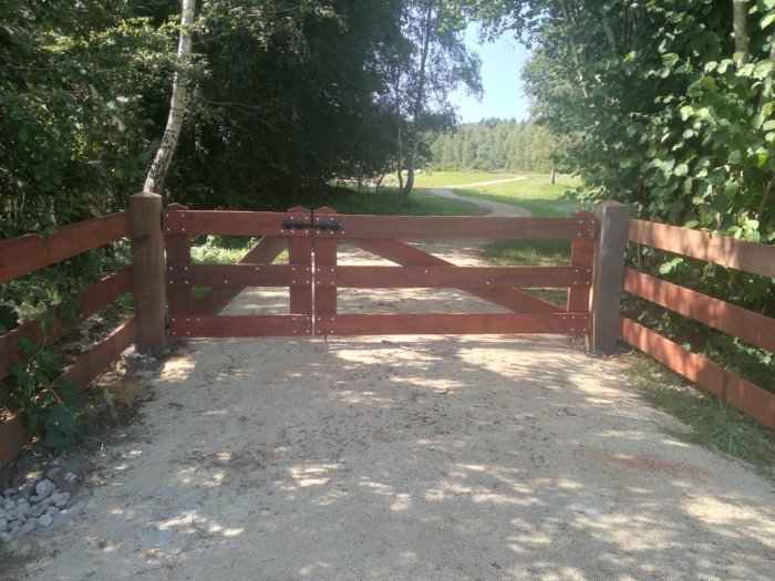 Al meer dan 25 jaar vakmanschap en kwaliteit bij elk houten landhek Een houten landhek in een landelijke omgeving.