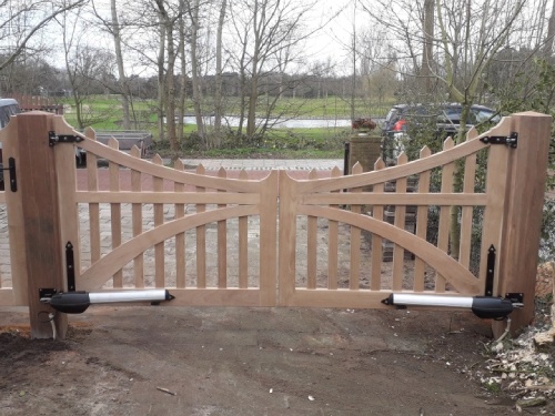 Houten poort in Hoogeveen met automatisering en dubbele draaipoort bij oprit