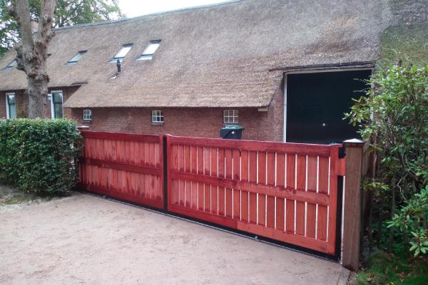 Houten tuinpoort rood padoek hout