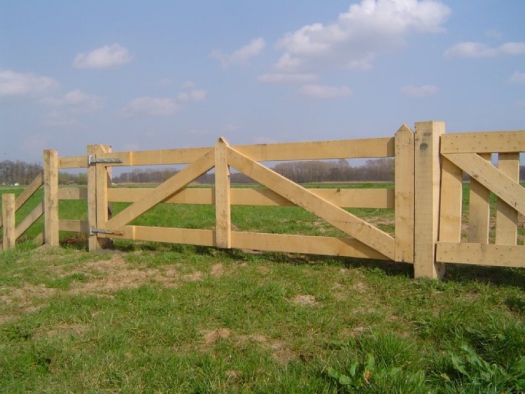 Houten poort bestellen voor landelijk erf met robuust landhek