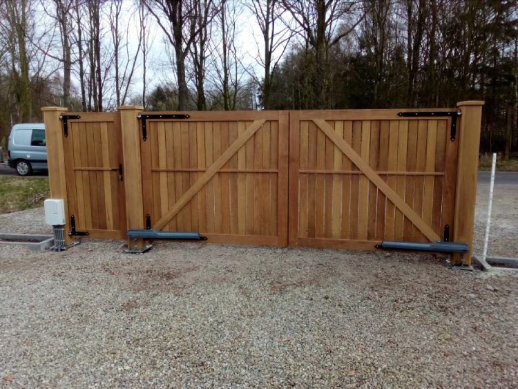 Houten poort online kopen voor landelijke oprit met dubbele draaipoort