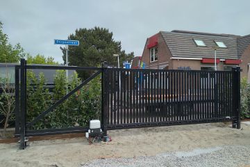 Schuivende zwarte inijrpoort Zwarte inrijpoort